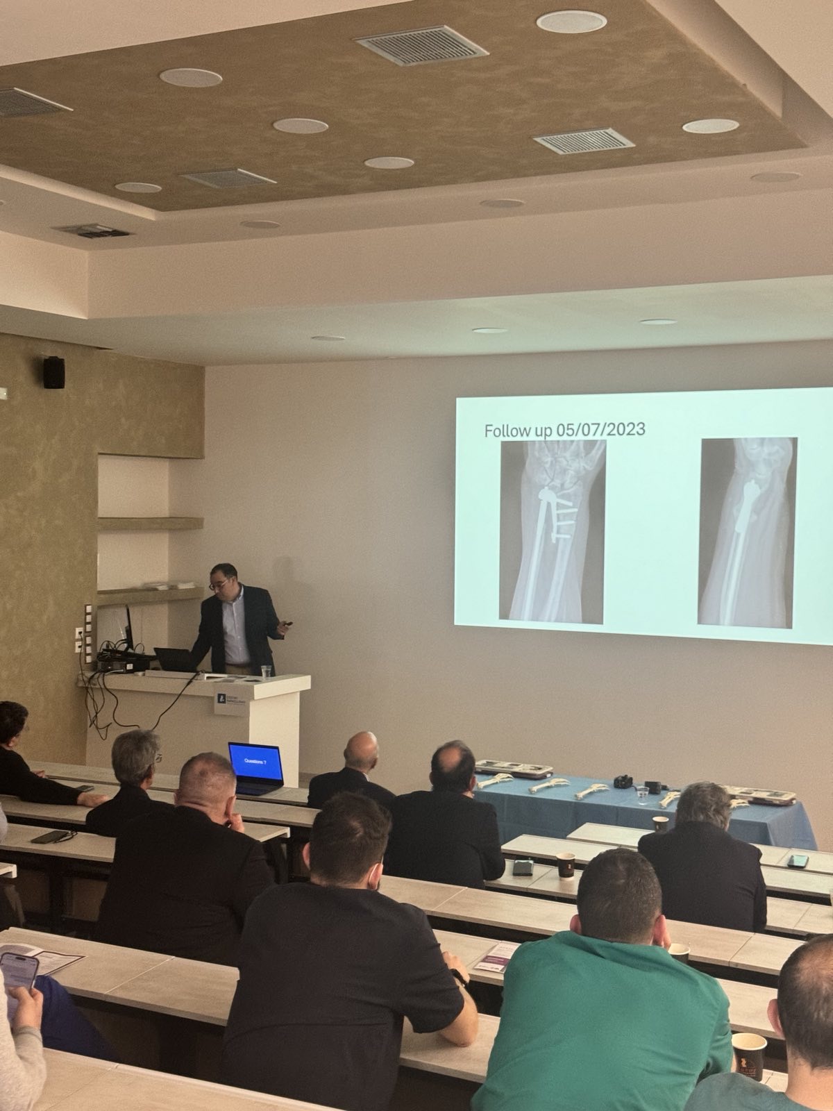 Dr Constantinos Kritiotis lecturing about the APTIS DRUJ replacement in Thessaloniki