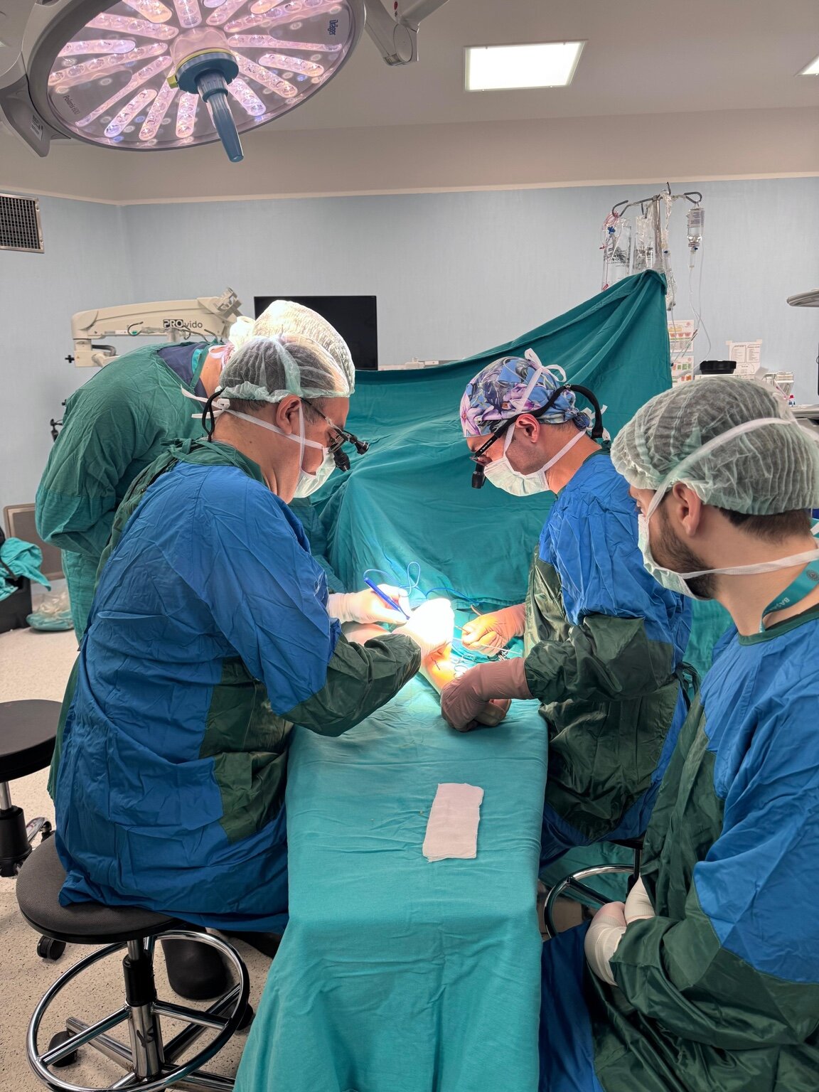 Dr Constantinos Kritiotis and Prof. Dr Egemen Ayhan operating together during a hand surgery teaching session in Istanbul