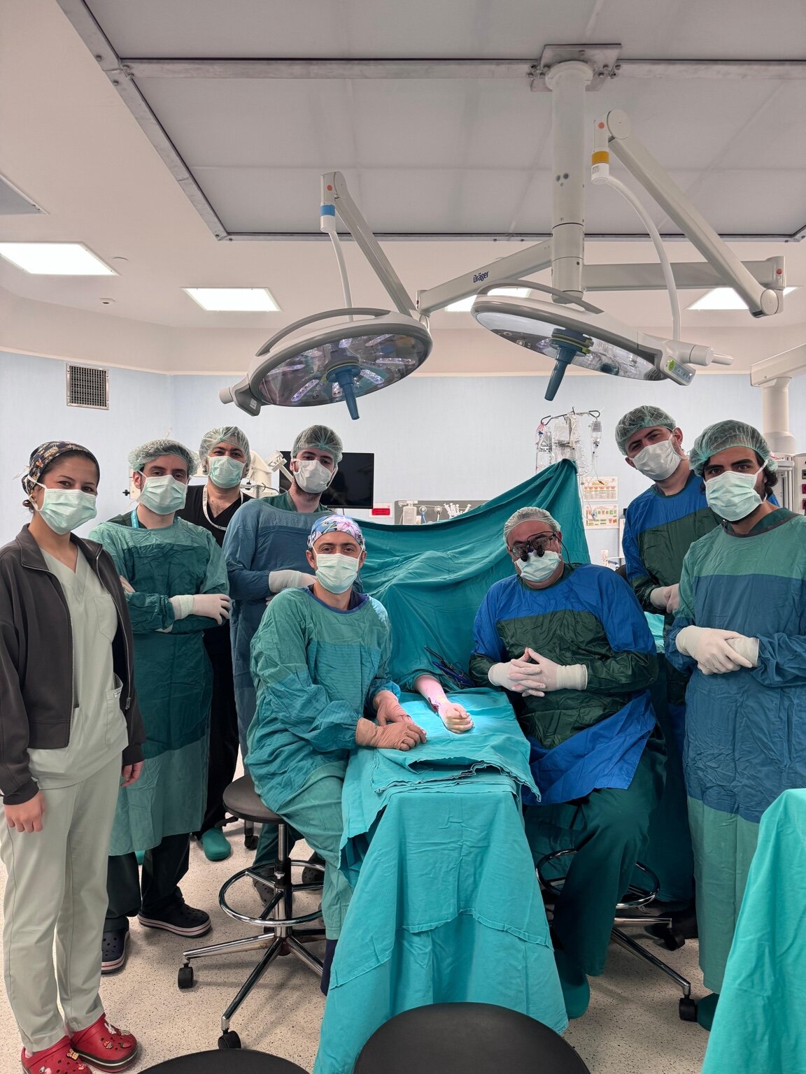 Dr Constantinos Kritiotis, Prof. Dr Egemen Ayhan and the operating theatre team at Başakşehir Çam and Sakura City Hospital